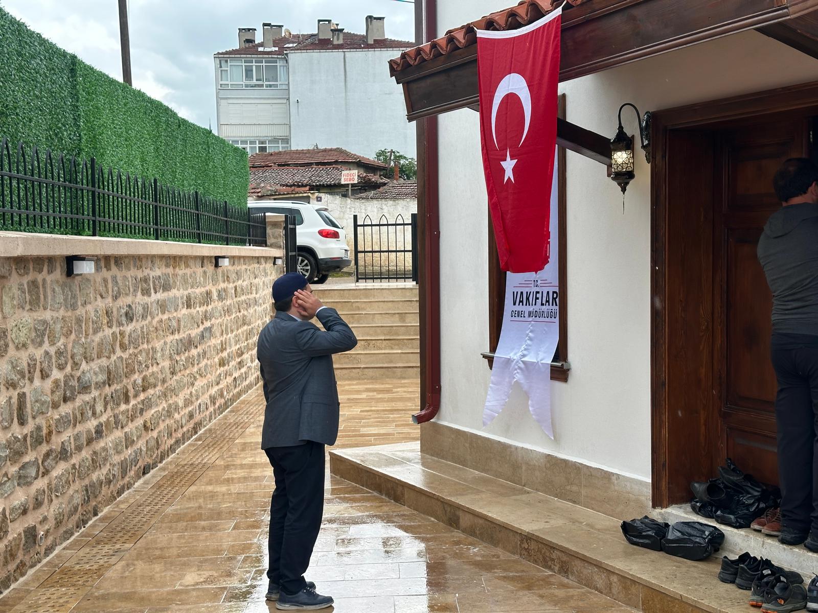 Sultan 2'nci Murat döneminde mescit olarak inşa edilen ve asırlardır sadece tek minaresiyle zamana direnen tarihi Şeyh Şücaeddin Mescidi, yürütülen titiz çalışmaların ardından kapılarını yeniden ibadete açtı.